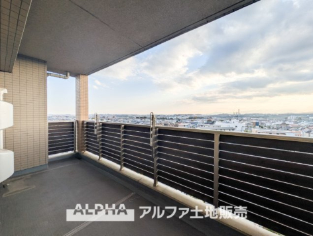 パレステージ中神のバルコニー|【terrace】
◆テラス◆夜空の向こう、そっと部屋の明かりを消すと窓の向こうには星空と街のスクリーンが広がる。そこはかとなく窓辺に佇み、賑わう星空を眺めながら家族と楽しむひと時も捨てがたい。