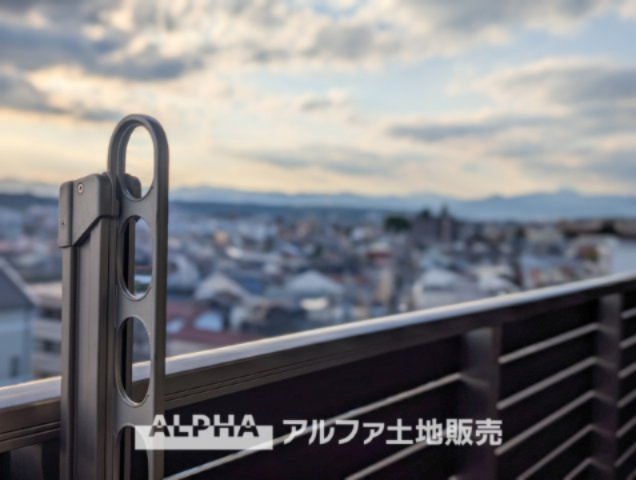 パレステージ中神の展望|【Balcony】
◆暮れなずむ空◆そっとリビングの窓辺から望むスクリーンは、夕映えに浮かぶ雲とオレンジ色に染まる街。どことなく切ないけれど僕達を優しく照らし家族を見守っていてくれている。