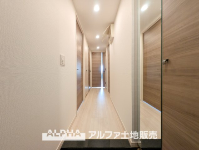 パレステージ中神の玄関|【Ascent frame】
◆上り框◆アッシュフォードブラックマーブルの上り框が格式高く出迎えてくれる。帰り際に靴を脱ぎ足をすっと出すと労せず廊下に足が吸い寄せられる魅力あるカラーです。