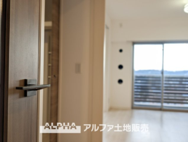 パレステージ中神の居間・リビング|【The situation】
◆シチュエーション◆リビングルームのドアを開くと、窓から飛び込むのは緑と光の風光明媚な景色。僕の目に映るは、ここで家族と会話をワイワイガヤガヤ楽しんでいる様子。