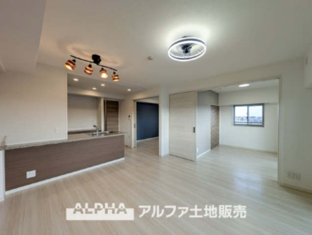 パレステージ中神の居間・リビング|【Living room】
◆時を忘れる場所◆ここにはみんなが集い、食事と楽しい会話が始まる。話に夢中になりすぎて、ついつい時を忘れ夜半過ぎになってしまう。そんな束の間の幸せを感じさせてくれる場所。