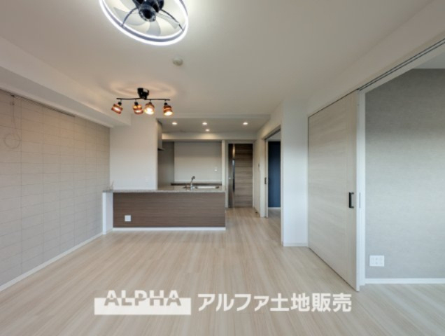 パレステージ中神の居間・リビング|【Comfortable living】
◆居心地のいい暮らし◆には欠かせない眩い採光。ゆったりとした幅の窓からこの空間に降り注ぐ採光が絶えない。明るいリビングこそ居心地のいい暮らしが待っていると思う