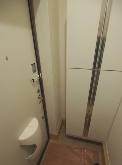 レフィナード小竹の玄関