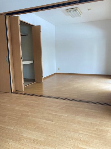 柏崎市西山町鬼王の賃貸マンションの居間・リビング