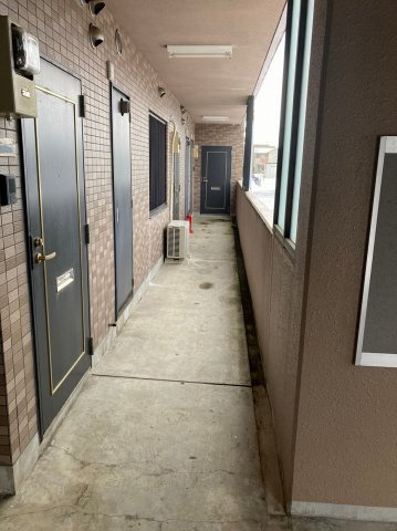 柏崎市西山町鬼王の賃貸マンションの玄関