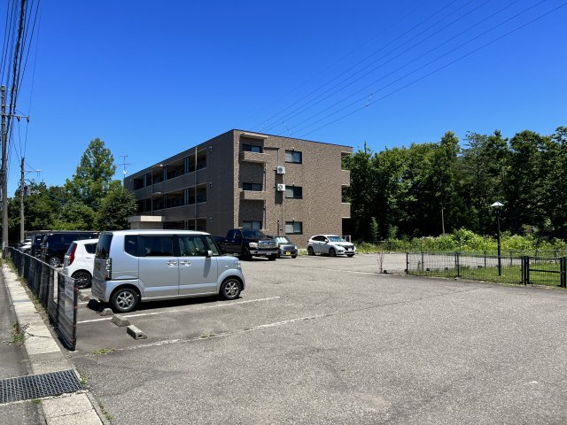 柏崎市西山町鬼王の賃貸マンションの駐車場