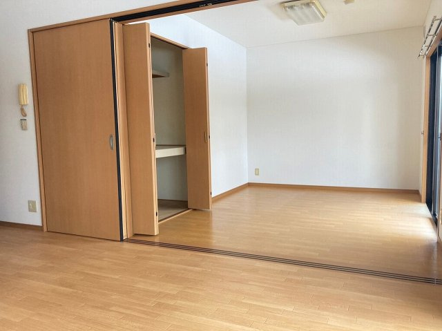 柏崎市西山町鬼王の賃貸マンションの居間・リビング