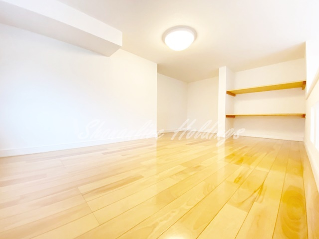 プリマ七番館の寝室|広々ロフト♪収納付き