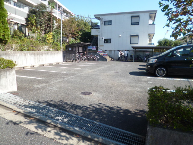 アゼリアガーデンＡ棟の駐車場|敷地内駐車場