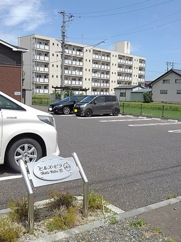 ヒルズ・ビラＣの駐車場