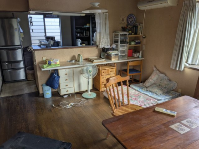 中古戸建　安中市郷原の居間・リビング|LDKの造作カウンター。お子様のためのリビング学習に。多忙なあなたには、軽食スペースとして。