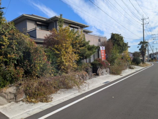 中古戸建　安中市郷原の前面道路含む現地写真|前面道路含む現地写真です。整備された道路は、車の出し入れも安心ですね。