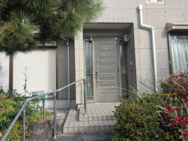中古戸建　安中市郷原の玄関|玄関前の段差も手すりを付けて安全に。
