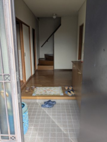 中古戸建　安中市郷原の玄関|玄関の上がり框は、控えめな段差設計になっています。