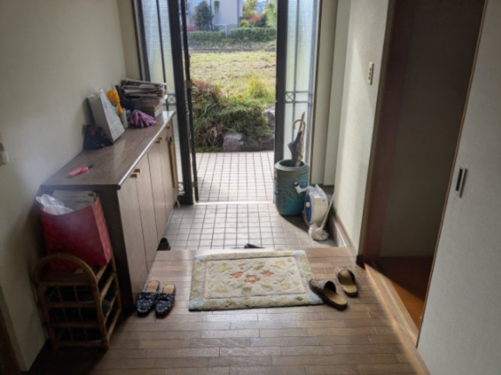 中古戸建　安中市郷原の玄関|毎日使う玄関周りは、備え付けの下駄箱を活用してすっきりと整えましょう。