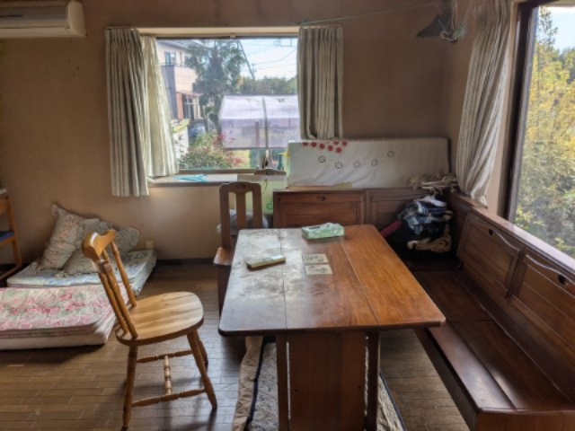 中古戸建　安中市郷原の居間・リビング|窓を大きくとった開放的なLDKでくつろぎのひとときを過ごせます。