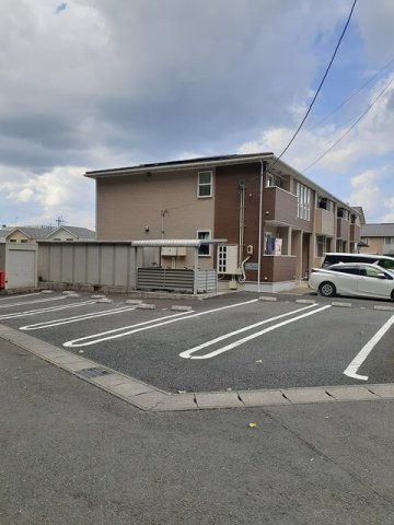 ラグジュアリー・コートの駐車場