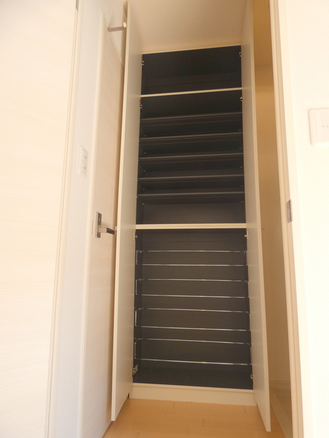 エスペランサＢの玄関|玄関には大型シューズＢＯＸ