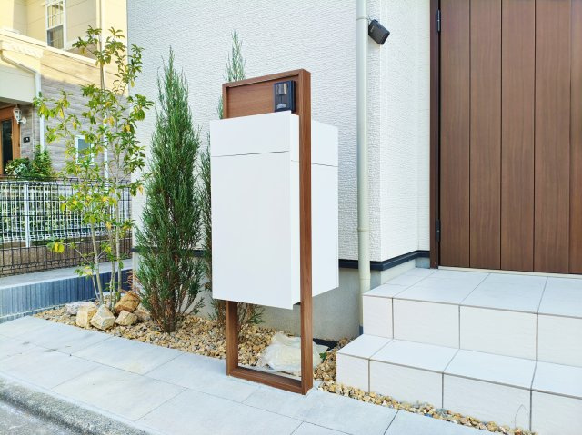 西東京市東伏見2丁目 限定1棟の設備|玄関先にはお留守の時に便利な宅配ボックスを完備いたしました
ネット注文などが増え必須の仕様設備となっております