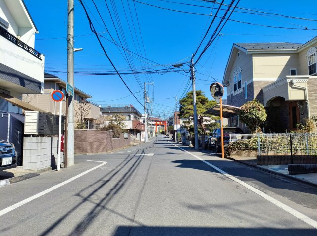 西東京市東伏見2丁目 限定1棟の前面道路含む現地写真|北西側約7.2ｍ公道に面した整形地
前面道路は東伏見稲荷神社へと続く参道となっております
穏やかで暮らし心地の良い閑静な住宅地エリア
駅至近の利便性と暮らしやすさが共存した魅力的なロケーション♪