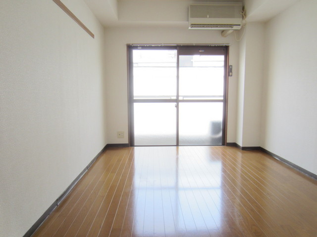 カーサプリマベーラの洋室|開放的なリビングです