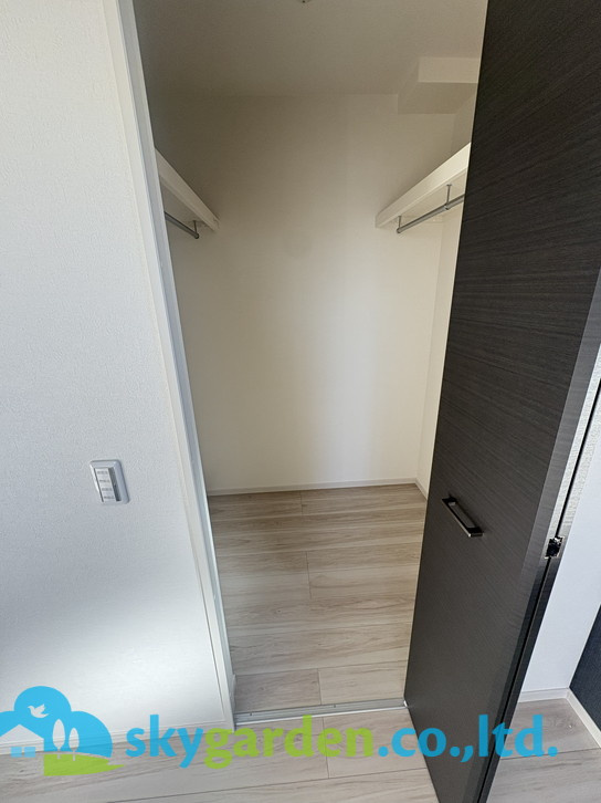 藤沢市善行1期　新築戸建　全3棟3号棟の玄関|収納もある玄関です