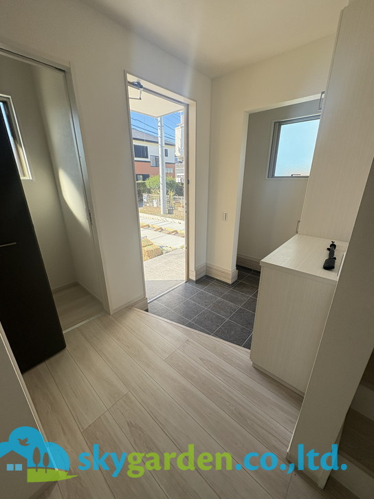 藤沢市善行1期　新築戸建　全3棟3号棟の玄関|収納もある玄関です