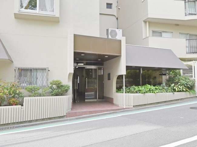 緑地東ロイヤルマンションの玄関