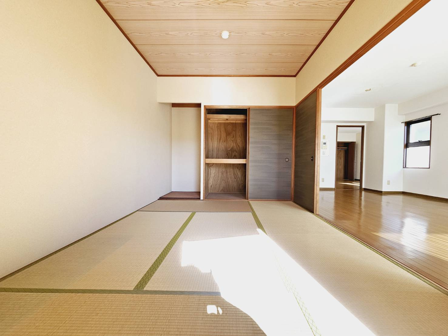 イトーピア神戸藤原台B棟の和室|■和室約6帖■LDKと一体利用可能。合計約25.9帖の開放空間■押入