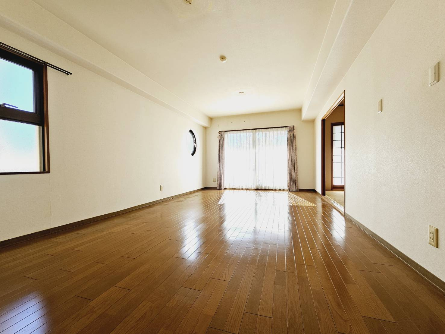 イトーピア神戸藤原台B棟の居間・リビング|■広々LDK約19.9帖■奥右は和室