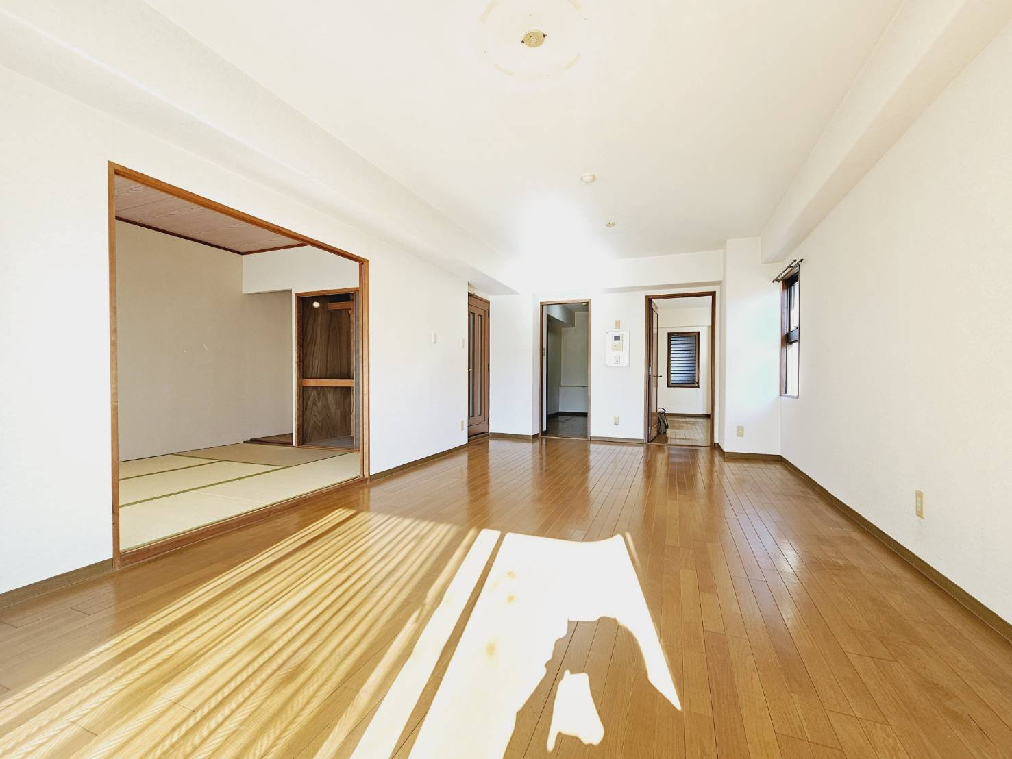 イトーピア神戸藤原台B棟の居間・リビング|■広々LDK約19.9帖■左手に和室■奥にキッチン■奥右は洋室約8.9帖