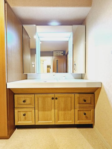 イトーピア神戸藤原台B棟の独立洗面台|■温水シャワー付き洗面化粧台■縦型3面鏡で、左右鏡裏も収納付き■洗濯機置場