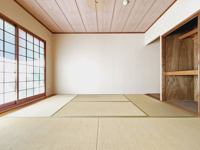 イトーピア神戸藤原台B棟の和室|■和室約6帖■LDKと一体利用可能。合計約25.9帖の開放空間■押入