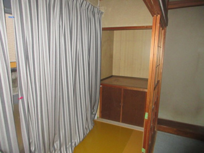 【収納】 | 【商談中】弘前市松原西2丁目・中古住宅 | 1階・洋室8帖奥　物入