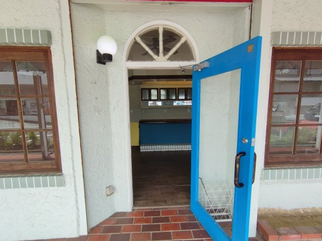 岡崎市細川町字窪地の店舗一部の玄関