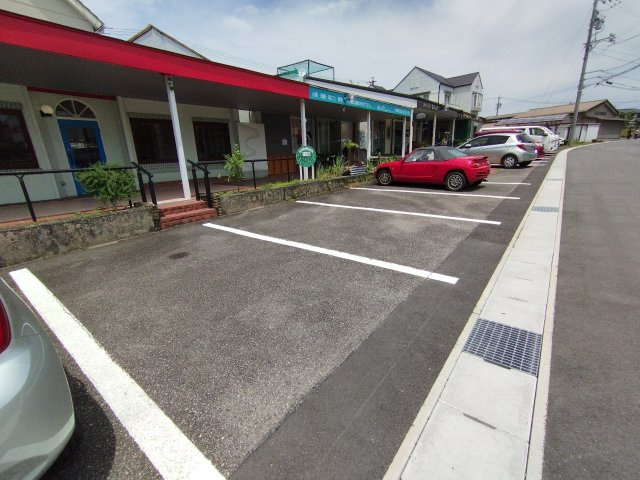 細川町店舗の駐車場