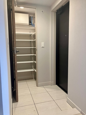 【玄関】 | ファーストリンクレジデンス | 収納もある玄関です