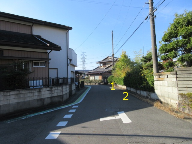 売地　熊谷市玉井南3-62-1（全2区画）の前面道路含む現地写真