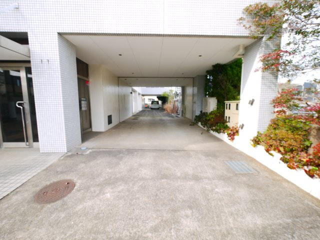 成田市東町　中古戸建の駐車場|鉄筋コンクリート造り（RC）10LDK 車6台可能 スーパーマックスバリュ徒歩約7分 