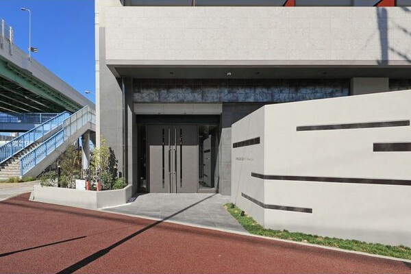 S-RESIDENCE堀田駅前futur(フチュール)のエントランス