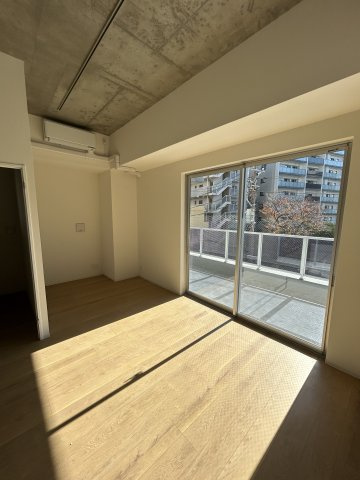 Ｓｏｕｔｈｅｒｎ　Ｖｉｌｌａｇｅ湘南の居間・リビング|工事仕掛中