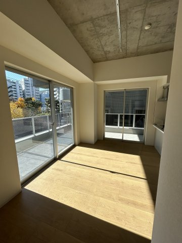 Ｓｏｕｔｈｅｒｎ　Ｖｉｌｌａｇｅ湘南の居間・リビング|工事仕掛中