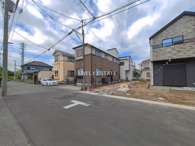 越谷市大字大泊 新築分譲住宅 の前面道路含む現地写真