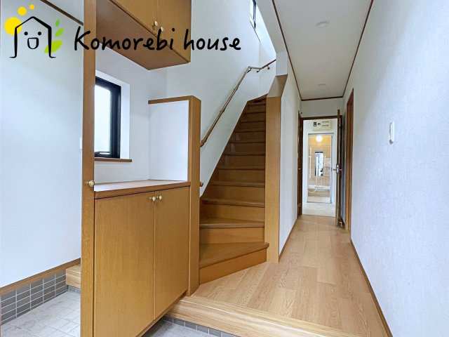 さいたま市見沼区御蔵　中古一戸建ての玄関|明るい玄関です