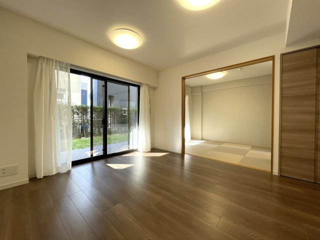 地に足の着いた生活もワルクナイ！１階の概念変わる【レーベン横濱テラス】リフォームの居間・リビング|こちらのリビングで趣味の時間をお楽しみください