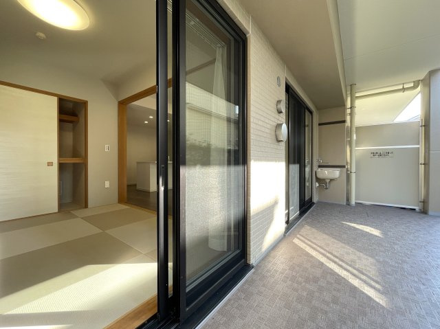 地に足の着いた生活もワルクナイ！１階の概念変わる【レーベン横濱テラス】リフォームのバルコニー|広々としたバルコニーです