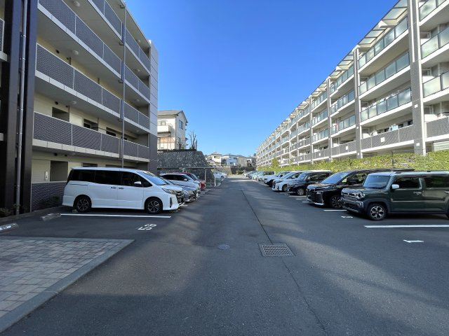 地に足の着いた生活もワルクナイ！１階の概念変わる【レーベン横濱テラス】リフォームの駐車場|駐車スペースもあります