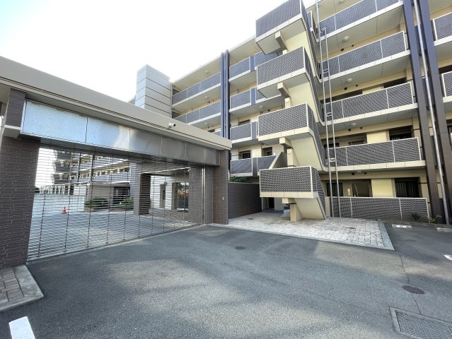 地に足の着いた生活もワルクナイ！１階の概念変わる【レーベン横濱テラス】リフォームの外観|おしゃれな外観です