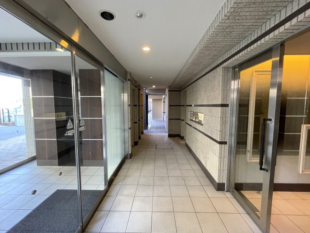 地に足の着いた生活もワルクナイ！１階の概念変わる【レーベン横濱テラス】リフォームのエントランス|ゆとりのあるエントランスです