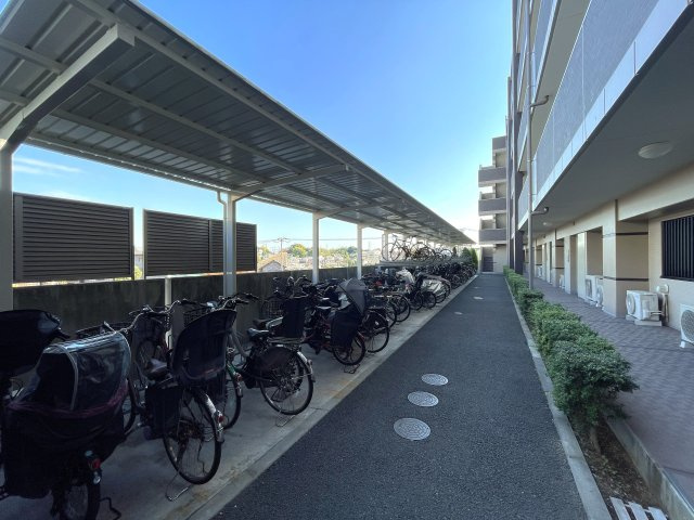 地に足の着いた生活もワルクナイ！１階の概念変わる【レーベン横濱テラス】リフォームの駐輪場